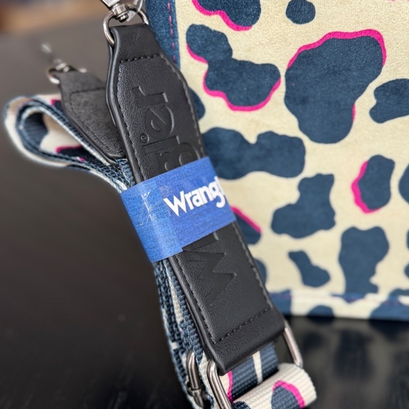 Wrangler Cow Print Concealed Carry Tote/Crossbody Hot Pink - Picture 3 of 7